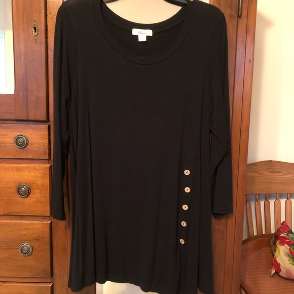 Misia Tops - Black Top 4/5 sleeve & Button Detail